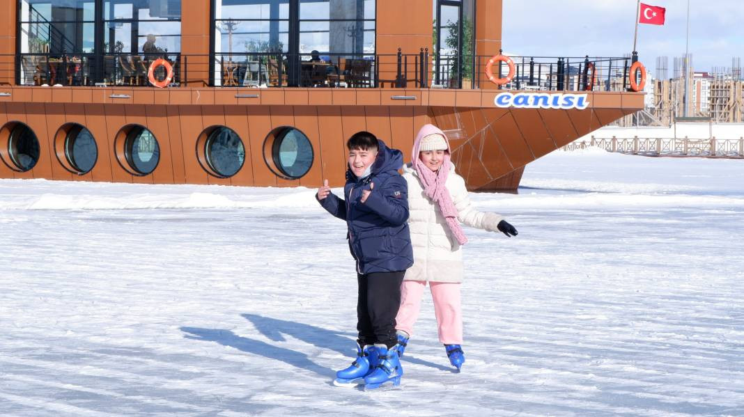 Erzurum'da buz tutmuş havuzda paten keyfi - Resim: 9